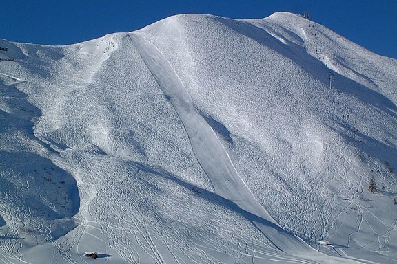 Skispuren im Schnee